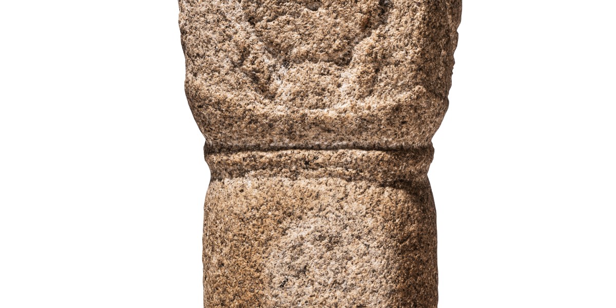 Totem à décor de figures humaines